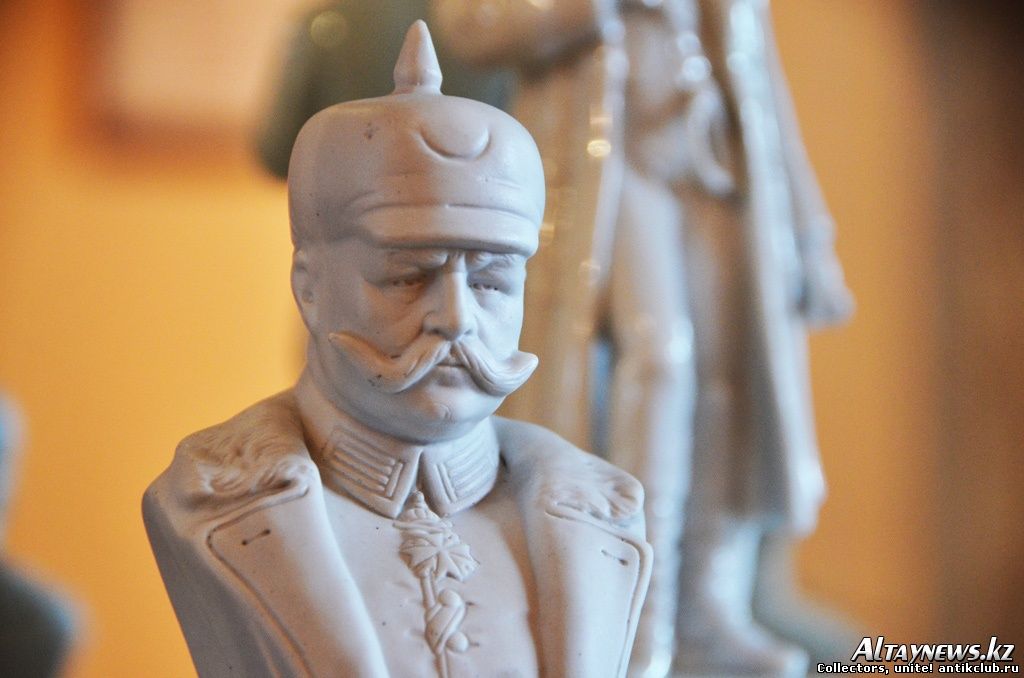 Выставка фарфоровых статуэток проходит в Усть-Каменогорске
