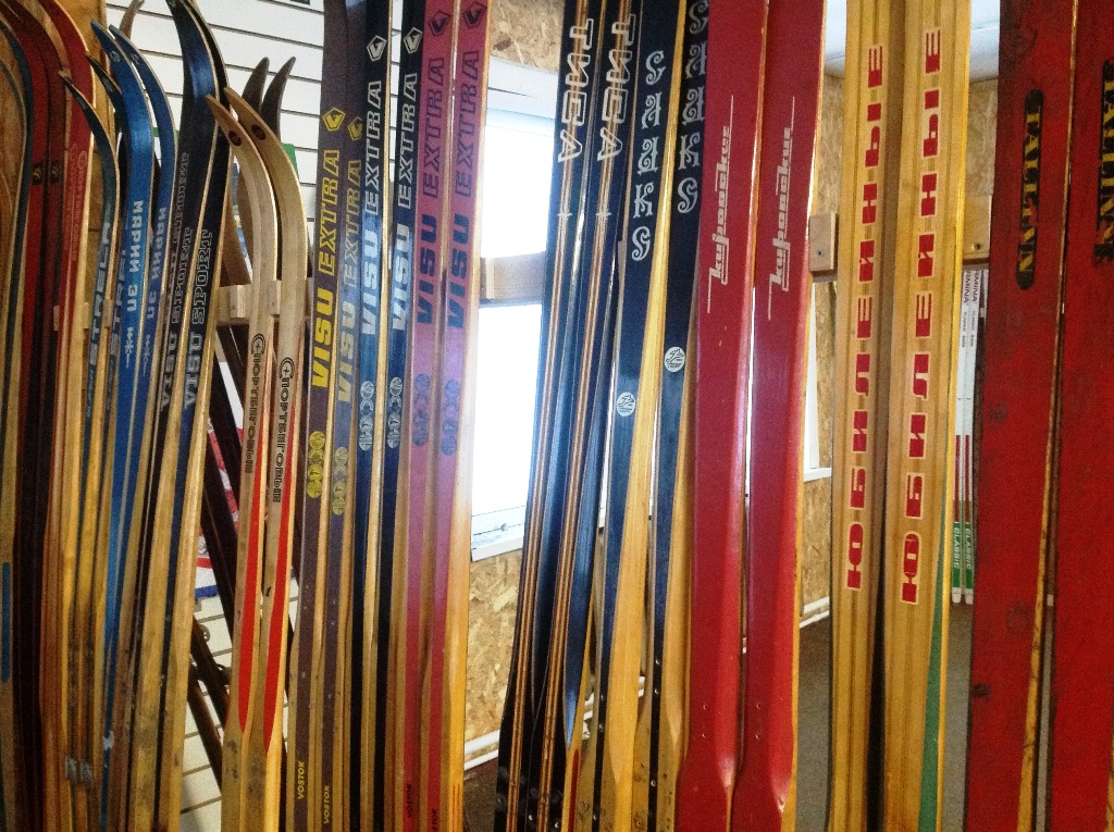 Коллекция старинных лыж